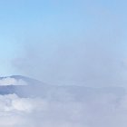 Au loin, le piton de la Fournaise se découvre