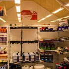 Un paquet de bonbon, un bidon d'essence et un fusil s'il vous plait !