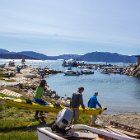 Descente des kayaks au bord de l'eau