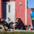 Apéro et diner dehors à l'abri du vent... mais pas des moustiques !