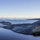 En allant chercher de l'eau, vue générale de la baie et du camp