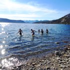 ...baignade dans la mer de baffin pour les uns...