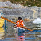 On croise un petit gars en kayak, fier de nous montrer ce qu'il sait faire
